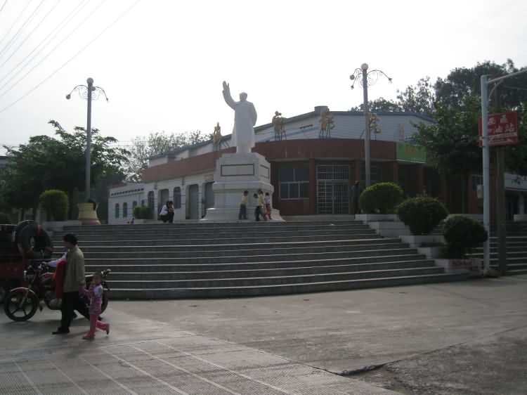 海钢电影院毛主席塑像