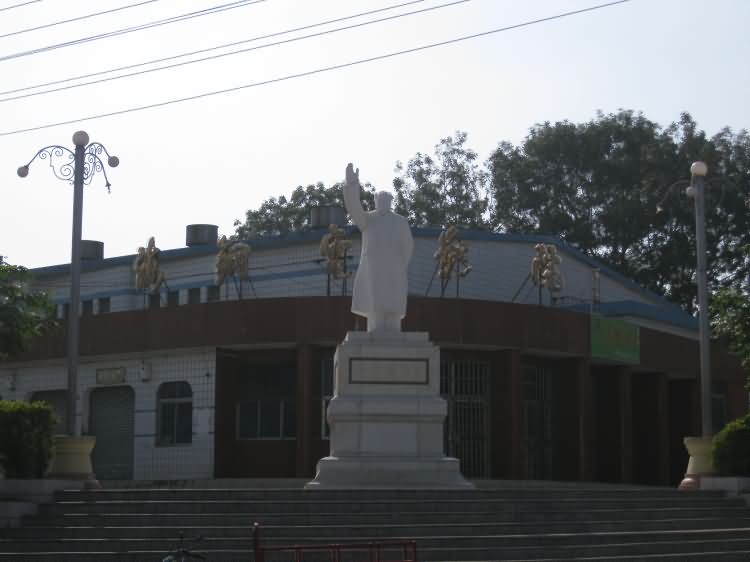 海钢电影院毛主席塑像