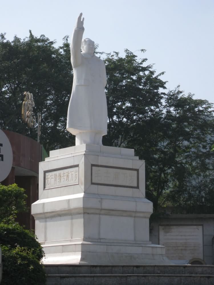 海钢电影院毛主席塑像