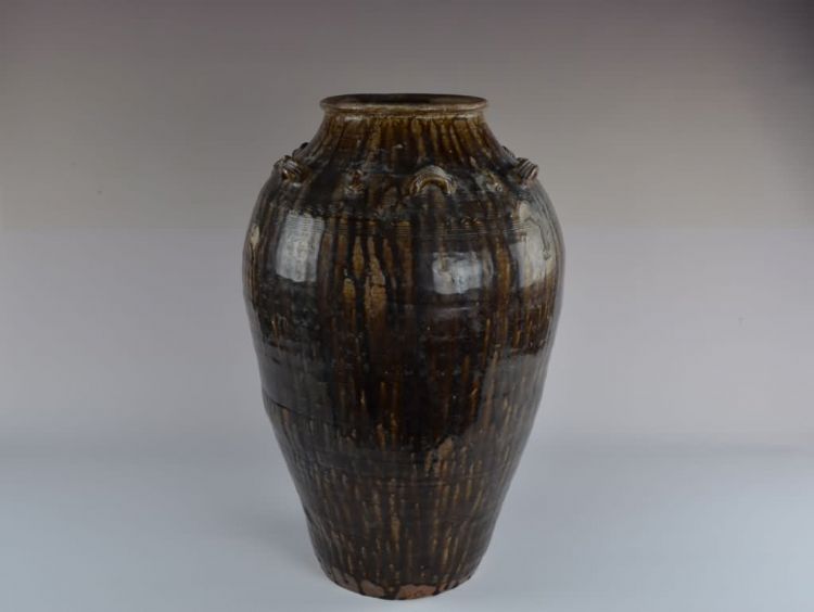 清代褐釉六蛙六耳陶瓮