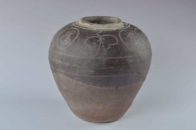 清代褐釉五世其昌铭文陶罐