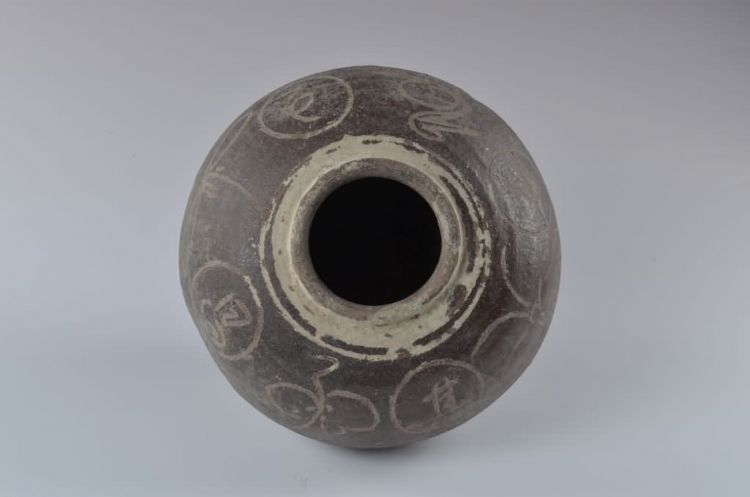 清代褐釉五世其昌铭文陶罐