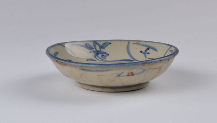 清代青花花草纹瓷碟