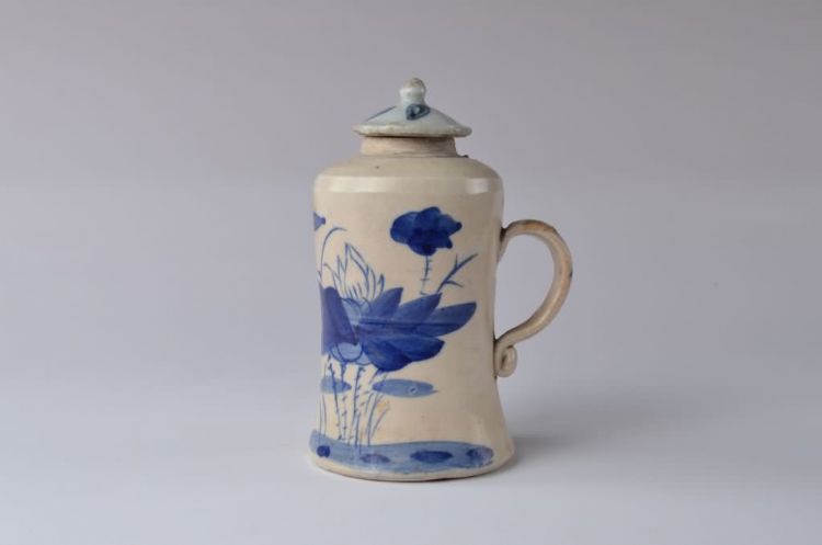 清代青花荷花纹瓷壶