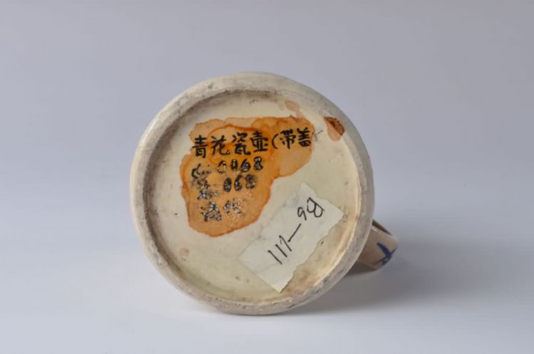 清代青花荷花纹瓷壶