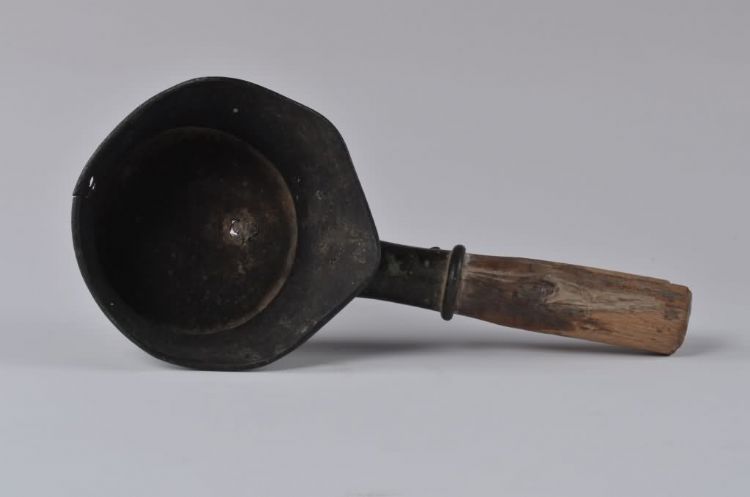 清代木炭铜熨斗