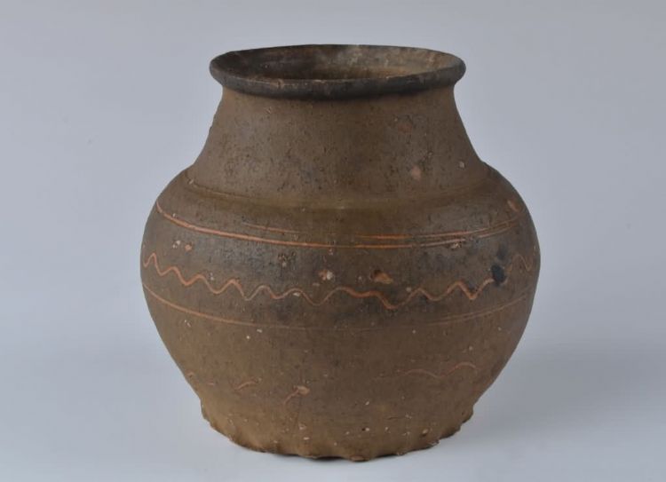 宋代圈足水波纹陶罐