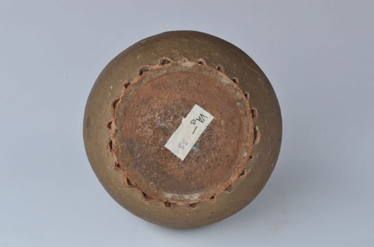 宋代圈足水波纹陶罐