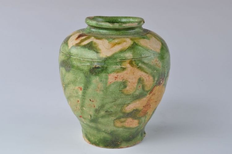 清代绿釉莲花瓣瓷罐