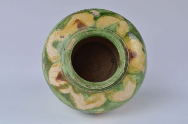 清代绿釉莲花瓣瓷罐