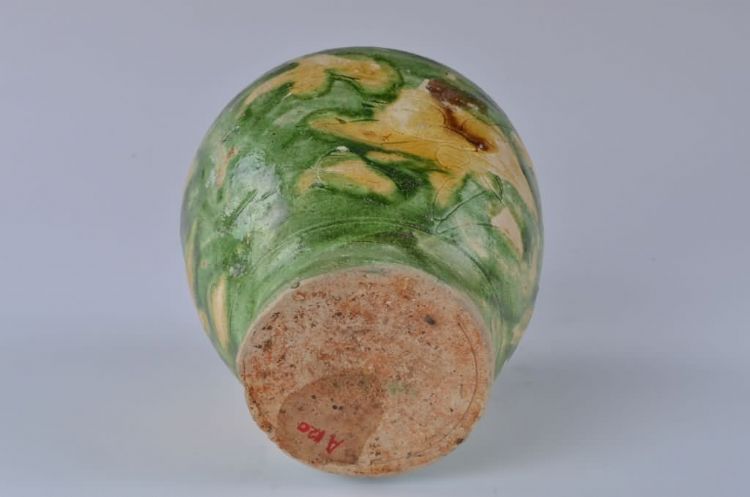 清代绿釉莲花瓣瓷罐