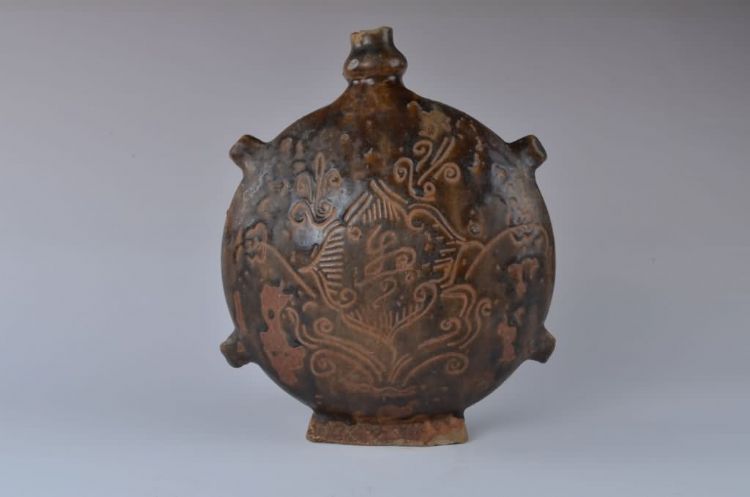 清代褐釉福寿字扁形陶壶