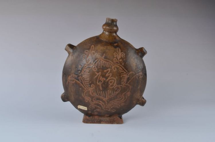 清代褐釉福寿字扁形陶壶