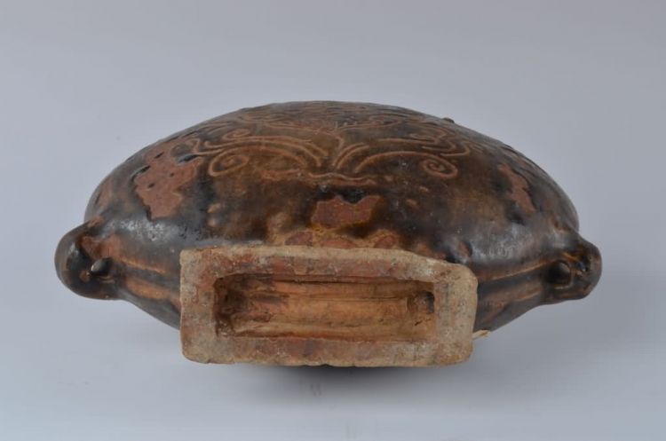 清代褐釉福寿字扁形陶壶