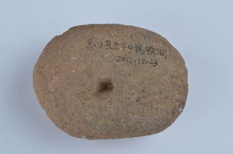 旧石器时代铁钱洞石砧