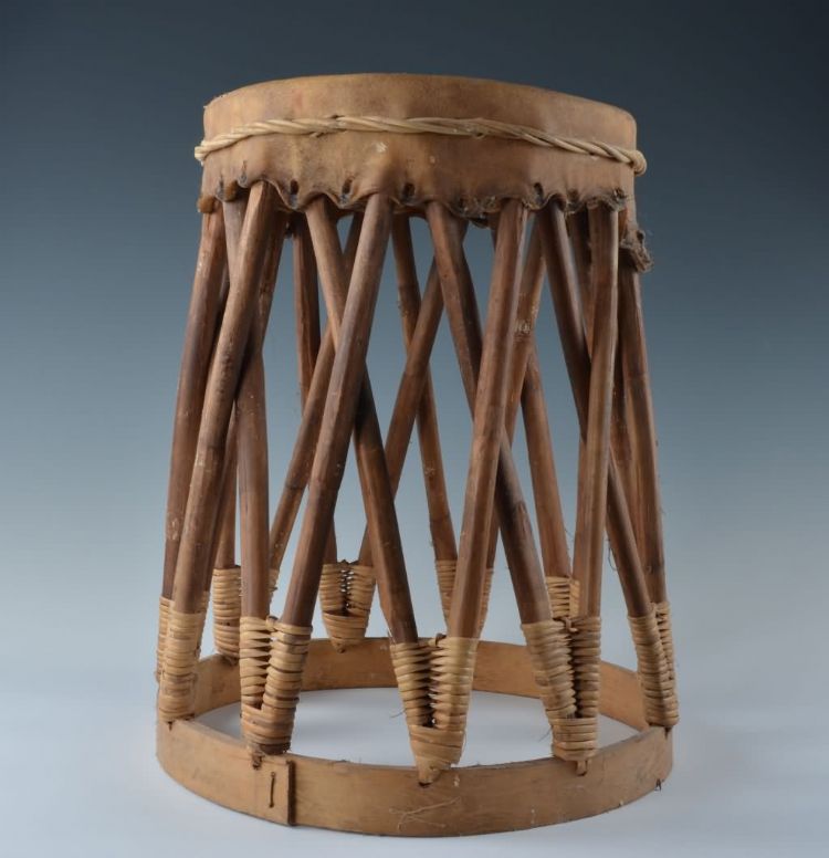 现代黎族牛皮凳