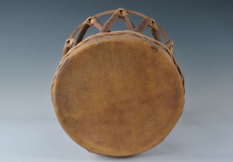 现代黎族牛皮凳