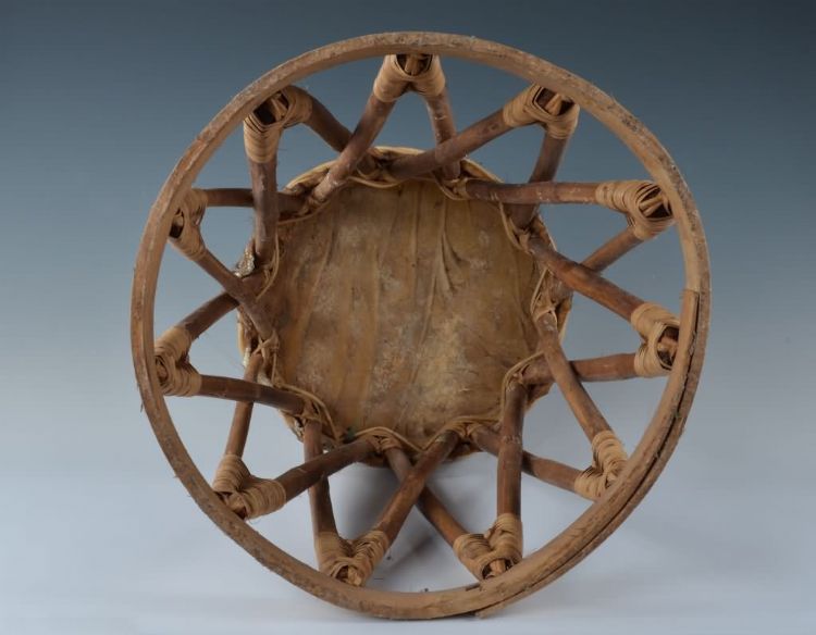 现代黎族牛皮凳