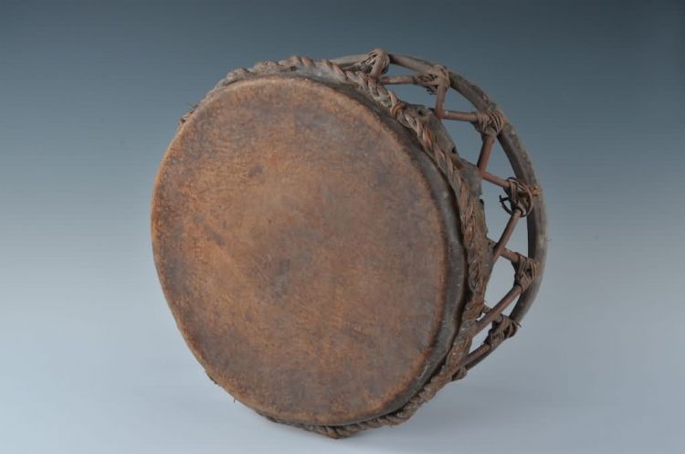 现代黎族鹿皮凳