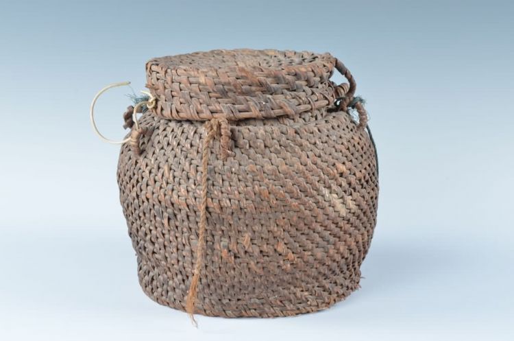 现代黎族带盖四系针线篓