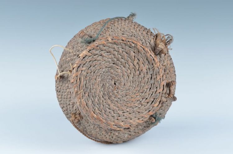 现代黎族带盖四系针线篓