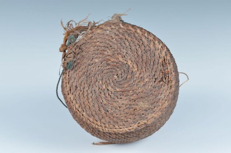 现代黎族带盖四系针线篓