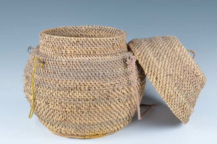 现代黎族带盖四系藤衣箩