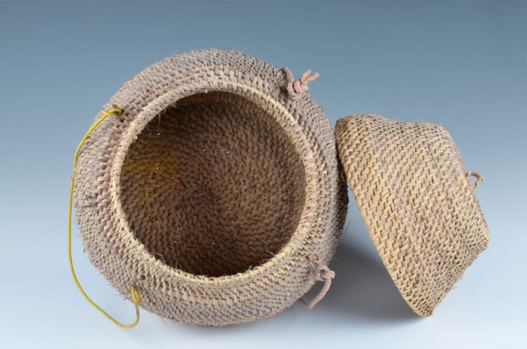 现代黎族带盖四系藤衣箩