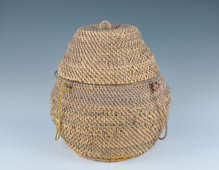 现代黎族带盖四系藤衣箩