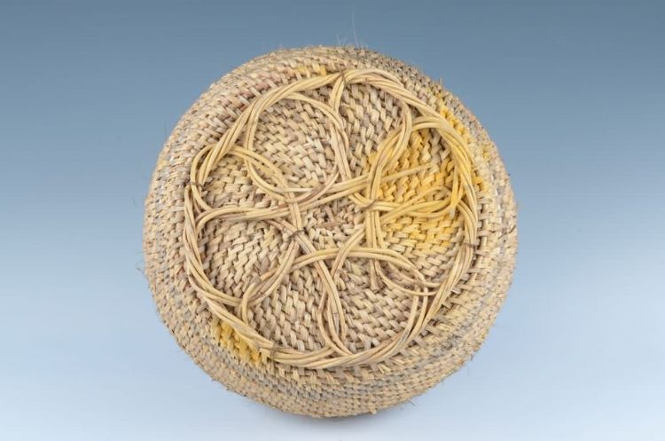 现代黎族带盖四系藤衣箩