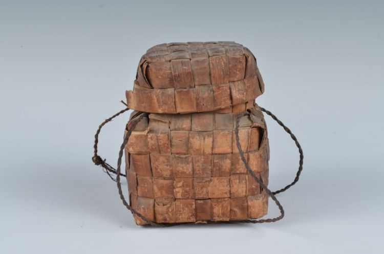 现代黎族带盖蒌叶盒