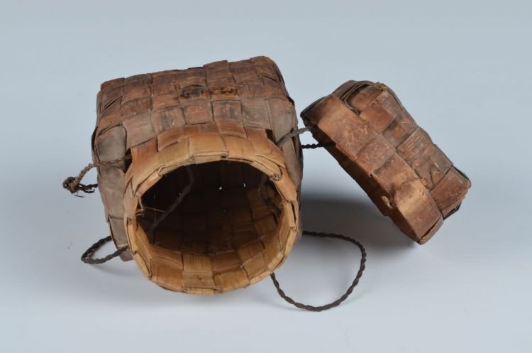 现代黎族带盖蒌叶盒