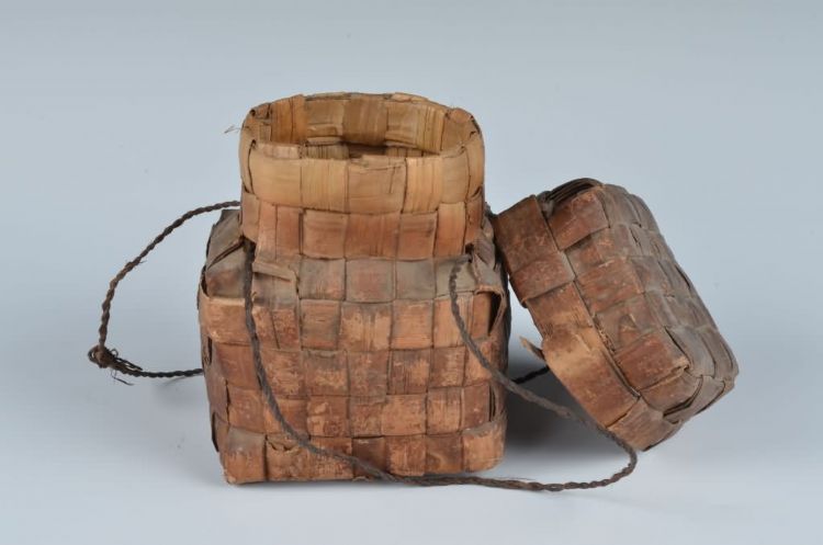 现代黎族带盖蒌叶盒