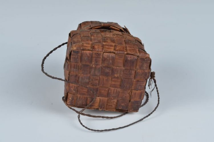 现代黎族带盖蒌叶盒