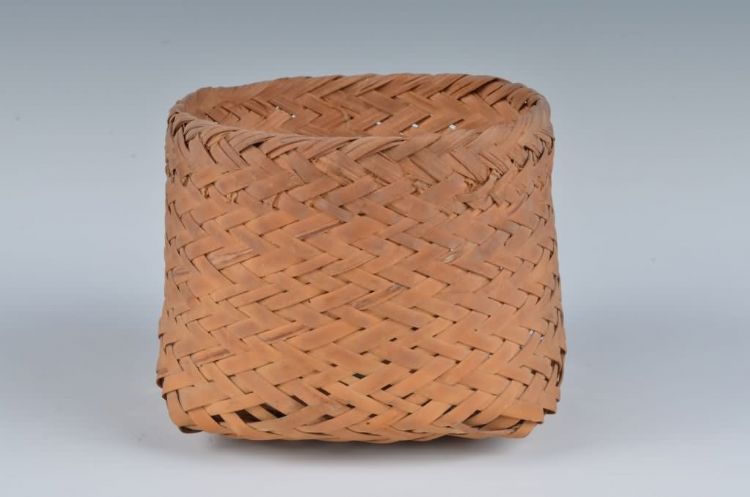 现代黎族竹编菜筐