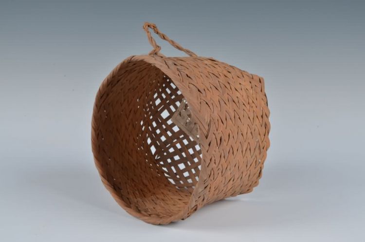 现代黎族竹编菜筐