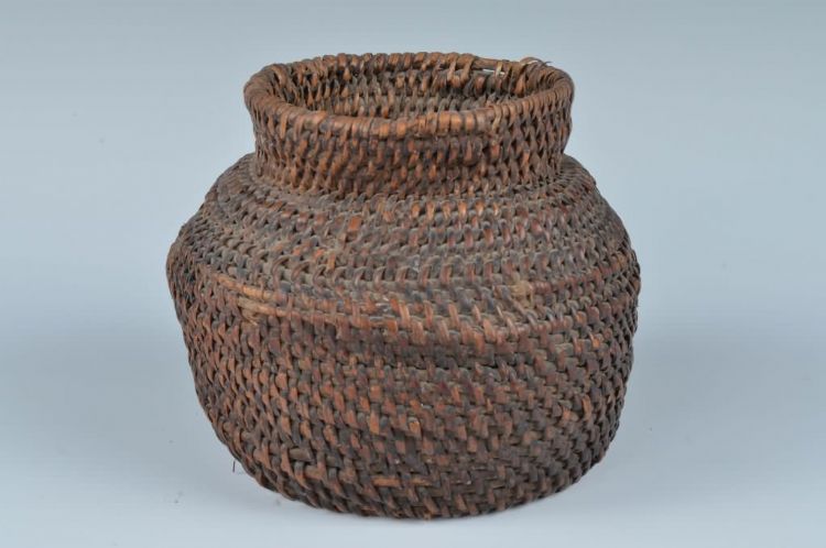 现代黎族藤编针线篓