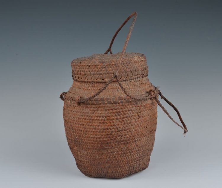 现代黎族四系带盖藤衣箩