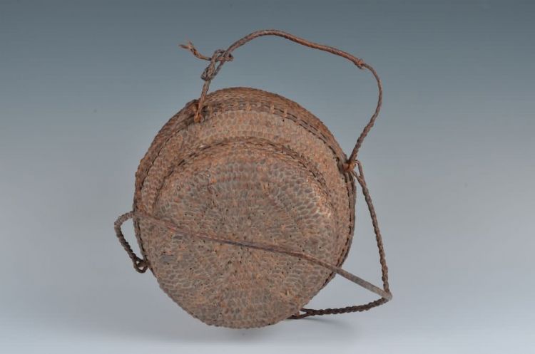 现代黎族四系带盖藤衣箩