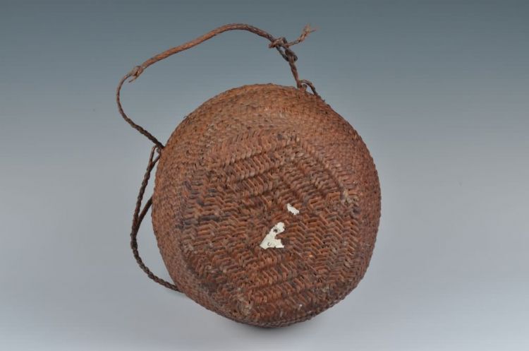 现代黎族四系带盖藤衣箩