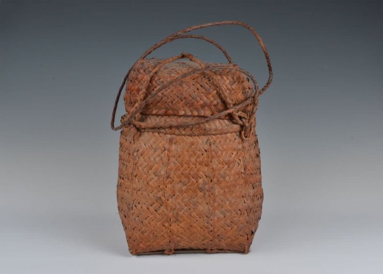 现代黎族四系带盖藤箩