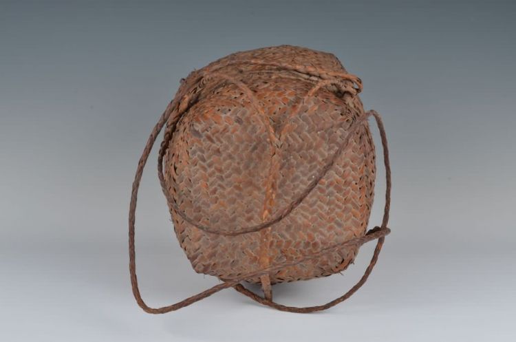 现代黎族四系带盖藤箩