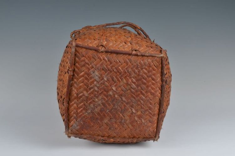现代黎族四系带盖藤箩