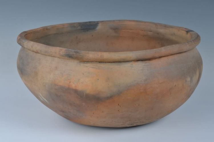 现代黎族泥条盘筑法制作陶罐