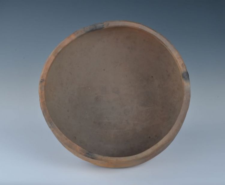 现代黎族泥条盘筑法制作陶罐