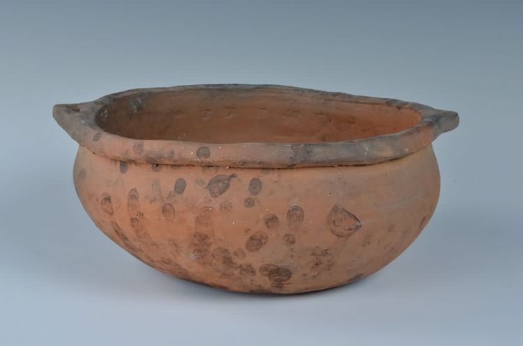 现代黎族泥条盘筑法制作双耳陶罐