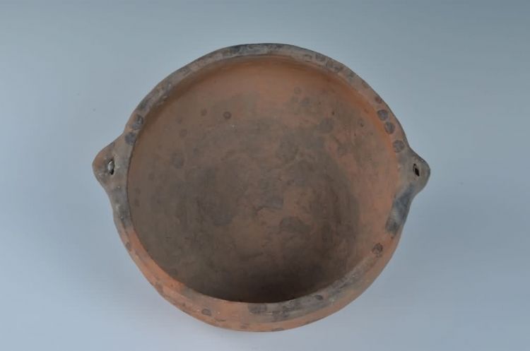 现代黎族泥条盘筑法制作双耳陶罐