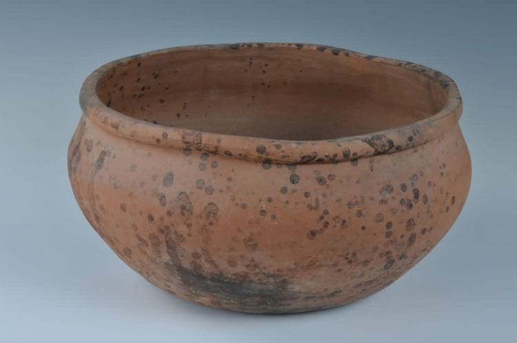 现代黎族泥条盘筑法制作陶罐