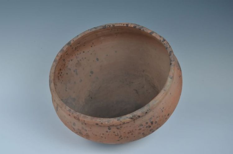 现代黎族泥条盘筑法制作陶罐