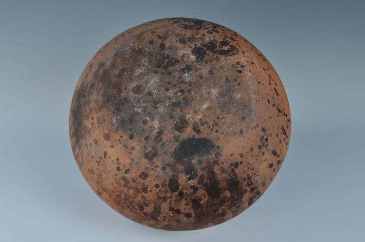 现代黎族泥条盘筑法制作陶罐